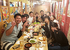 株式会社 鶏ヤロー 求人 ＜男女比率／男性184名：女性140名＞
＜平均年齢／22.9歳＞
＜社員／117名・アルバイト521名＞