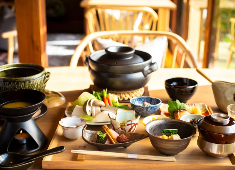 Hotel宇多野京都別墅（ウタノキョウトベッショ）／Hotel 侑楽 京八坂／清水小路 坂のホテル京都 求人 <B>しっかり働きしっかり休む。メリハリをつけ働ける環境！入社2年目以降年1回4連休リフレッシュ休暇取得可</B>