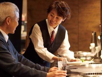 ロイヤル商事株式会社　※フード事業部・新店開業準備室 求人 Nさん（勤続19年／店長歴3年）
最初はキッチンのパートとしてはじめて、社員を経て店長に！