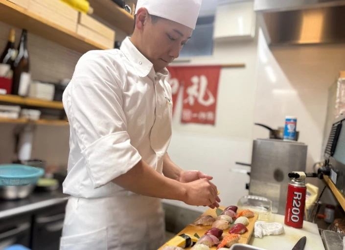 一作鮨／有限会社花のころ 求人 年齢や立場に縛られず、良い意見やアイデアは1年目からどんどんお店に反映できる風土です。
