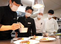 ホテルニューアワジGROUP 求人 <B>地元はもちろん、全国から入社頂いた料理人が在籍！沢山の仲間と一緒にスキルUPを目指せる！</B>