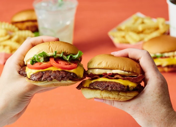 「レストラン キハチ」「キハチ カフェ」「Shake Shack」／アイビーカンパニー株式会社 求人 人に喜んでもらうことが好きな方や、「おいしさ」を広めることに興味がある方、大歓迎です！