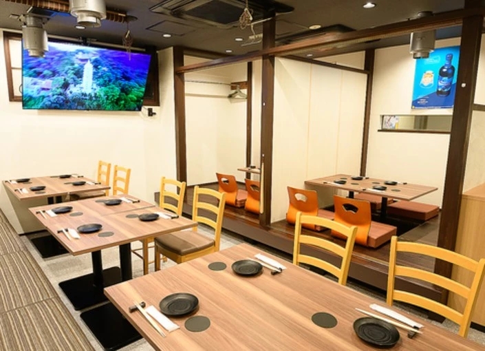 「肴とお出汁と季節鍋 まる旬　福島店」／「旬菜居酒屋まる旬　梅田店」 【阪神建工株式会社】 求人 落ち着いた木の温もりに包まれた、ゆったりと過ごせる店内。テーブル席や個室も備え、幅広いシーンに対応する心地よい空間です。
