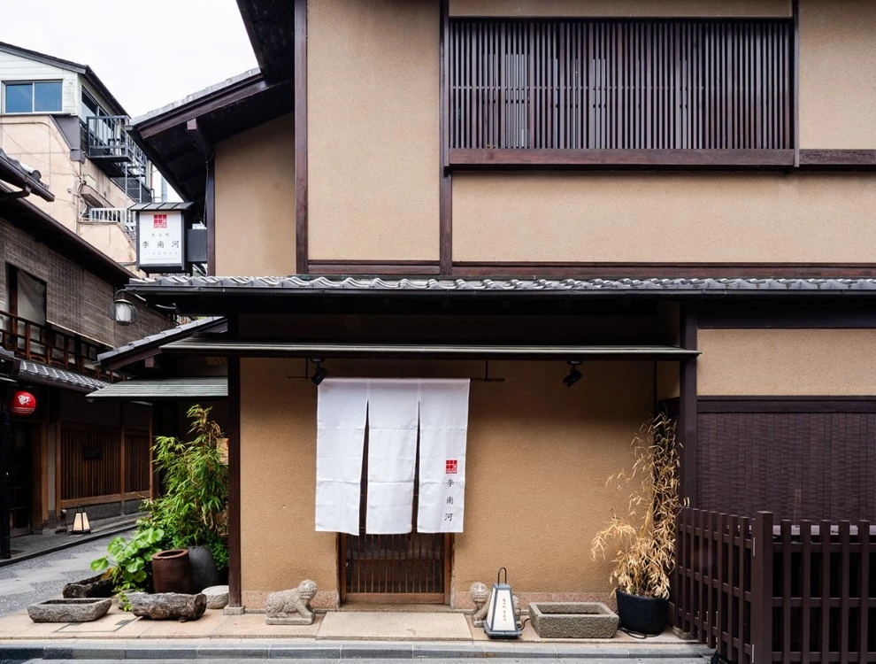 先斗町 李南河（リナンハ）／グレイトフル株式会社 求人 京都・先斗町の街並みに馴染む「李南河」。他ではできない経験を積みませんか。