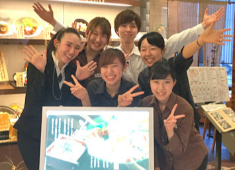 流れてくる 回転寿し 仁 京橋店／回転寿し 仁 あべのハルカスダイニング店／なかの家 あべのハルカスダイニング店 求人 スタッフ同士の交流を深める為に楽しいイベントをおこなったり、日頃からコミュニケーションを大切にしています！