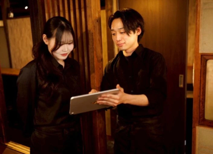 ■広島邸　■おだしとおさけ 玄　姫路駅前店 求人 仲間と協力しながら成長できる環境。仕事に慣れたら後輩の育成にも挑戦し、将来はお店を引っ張る存在を目指せます！