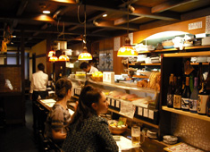 魚屋 旬平 求人 道頓堀に店を構え、店内はいつも賑わっています！