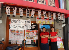 炭火焼肉　岩崎塾　(イワサキフーズ株式会社) 求人 道頓堀店スタッフです！若いスタッフでも頑張り次第で半年で店長になれます（月給35万円以上）。