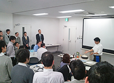 サントリー酒類株式会社　グルメ開発部 求人 フードのプレゼンシーン。開発したレシピはそのコンセプトから調理行程までを丁寧に説明していく必要があります。