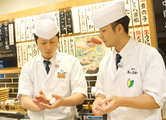 寿司 魚がし日本一（梅田阪神店・グランフロント大阪店・近鉄難波店・中之島フェスティバルプラザ店） ／株式会社にっぱん 求人 寿司職人経験者も未経験の方も、立ち食い寿司を実践でイチから学べる環境があります。
★鮨 美寿志も同時募集中です。