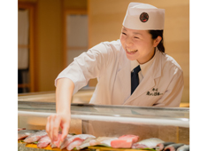 寿司 魚がし日本一（梅田阪神店・グランフロント大阪店・近鉄難波店・中之島フェスティバルプラザ店） ／株式会社にっぱん 求人 目指せ！給与水準飲食業界トップクラス！魚がし日本一は10代～70代まで、学べる・稼げる・握り専門店。女性も活躍中！