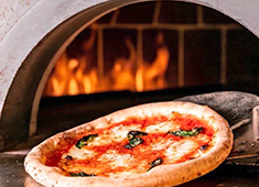 PIZZA&WINE カヤバール／株式会社はなまる（株式会社吉野家ホールディングス ※東証一部上場） 求人 店内のピッツァ窯で焼き上げるナポリピッツァがお店の看板メニューです。