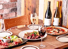 PIZZA&WINE カヤバール／株式会社はなまる（株式会社吉野家ホールディングス ※東証一部上場） 求人 窯で焼き上げるピッツァの他、豊富なイタリアンを提供しているので、調理技術も身に付きます！