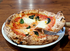 Tavola D'oro（ターヴォラ ドォーロ）／株式会社メティウスフーズ 求人 世界ピッツァ職人選手権で優勝したスタッフ始め、優秀な成績を修めたスタッフも多数在籍！技術も習得できますよ！
