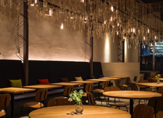 THE PLACE 求人 打ちっぱなしコンクリートと高い天井の解放感溢れる広々とした店内。夜は照明が落ちて、とっても雰囲気ある店内に。