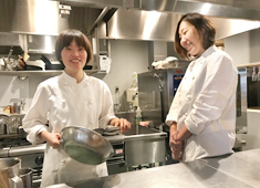 THE PLACE 求人 現在、女性キッチンスタッフ（社員）も活躍中！ご家族を持たれている方や女性にも働きやすい環境です。