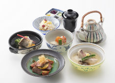京都東急ホテル 求人 伝統的な和の技術であっと驚くお料理を提案しています。