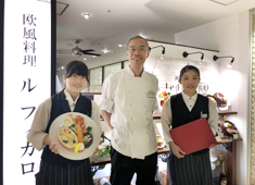 BISTRO＆CAFE Le FIGARO 大丸梅田店 求人 いつも笑顔の料理長（真ん中）☆

スタッフの信頼も◎です！
