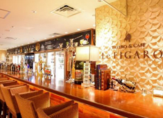 BISTRO＆CAFE Le FIGARO 大丸梅田店 求人 大人な雰囲気漂うバーもあり、お一人でゆったりと飲みに来るお客様もいらっしゃいます。