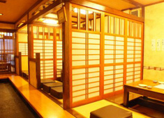 魚屋 旬平 求人 2階は小上がりも備えた落ち着きを感じる空間です。