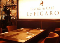 BISTRO＆CAFE Le FIGARO 大丸梅田店 求人 ヨーロッパのインテリで飾られた落ち着いた雰囲気の店内です。