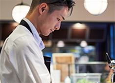 DEAN＆DELUCA 求人 信頼いただけるブランド作りのため、プロの料理人の育成とこだわりを大切にしています。