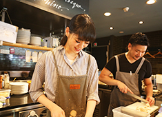 Meat Deli Nicklaus’（ニクラウス）／株式会社なんつね 求人 ▲当社の初号店「Meat Deli Nicklaus’」。20・30代の若手が中核メンバーとして活躍しています！