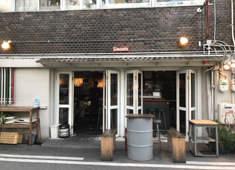 cucina italiana Ciucate（チュカテ） 求人 お店の外にまでお客さんが溢れるくらい人気店☆スタッフも一緒になってお酒を楽しむこともあるみたいです♪