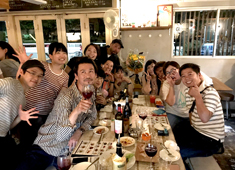 cucina italiana Ciucate（チュカテ） 求人 お店の外にまでお客さんが溢れるくらい人気店☆スタッフも一緒になってお酒を楽しむこともあります♪