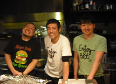 焼鳥かちがらす 求人 スタッフの働きやすさを考え、今年から月8回のお休みになりました！勤務時間が長くなるランチ営業もありません！