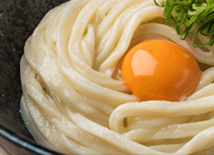 手打ちうどん がんちゃん (イワサキフーズ株式会社) 求人 出汁は高知県産の宗田節、さば節、うるめ節、いわし節とこだわりの昆布を使用。スッキリとした後味の出汁です。