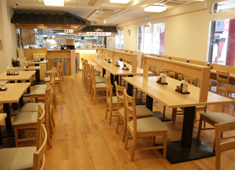 手打ちうどん がんちゃん (イワサキフーズ株式会社) 求人 ※福島店。広々とした店内は清潔感があり落ち着いた色合いで居心地よく過ごすことが出来ます。