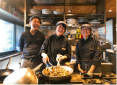 「センバキッチン本店/北梅田店」「ビストロ酒場ココット」「ハライッパイ南船場店(仮)」 求人 全店舗、ライブ感溢れるオープンキッチンを採用。あなたの調理する姿がお客様を楽しませるパフォーマンスになります。