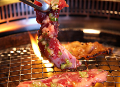 炭火焼肉　岩崎塾　(イワサキフーズ株式会社) 求人 「旨い肉を安く食べてもらう」岩崎塾の目指すものはこれに尽きますが、最も優先している内容は「安全であること」です。