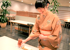 京料理　神戸たん熊北店（株式会社神戸たん熊） 求人 経験問わず、若いスタッフたちを中心に皆伸び伸びと働いているので、定着率も上がり良い仕事に繋がっています。