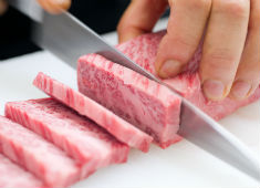 株式会社C.P Dining 求人 長年培ったお肉の仕入れルートだからこそ出来る“おいしい”コストパフォーマンス!色んな種類の肉を学べますよ。