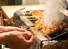 焼鳥 市松／焼鳥 松明 求人 焼鳥ってこんなにジューシーで、香ばしくて、美味しい。そんな発見ができます。