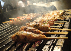 炭火焼とり えんや・やさい串巻き なるとや／有限会社エンヤフードサービス 求人 焼鳥は一串ずつ想いを込めて焼き上げます。えんやオリジナルの鶏料理をイチから学べます！