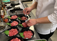 「笠庵」賛否両論（株式会社アクアイグニス） 求人 試作を重ねてメニュー化もできる！あなたのアイデアをカタチにしてお店で提供することも可能です。