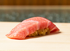 株式会社 プレジャーフーズ（江戸前鮨開業事業部） 求人 その日の食材を吟味し、鮨や一品料理の芸術を生み出します。