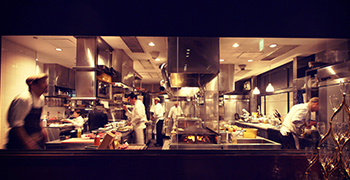 「37 Steakhouse&Bar」「Artisan de la Truffe」「十十六（そとろく）」「K36│The Bar&Rooftop」／株式会社 スティルフーズ 求人