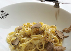 「37 Steakhouse&Bar」「Artisan de la Truffe」「十十六（そとろく）」「K36│The Bar&Rooftop」／株式会社 スティルフーズ 求人 それぞれの店舗ごとに裁量が多く、アイディアも反映されやすい、型に縛られない社風です。