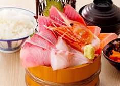 「築地食堂 源ちゃん」／株式会社 サイプレス 求人 「源ちゃん」は新鮮魚介をリーズナブルに提供する、その名のとおり、美味しい料理を求めて人々が集まる食堂です。