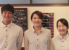 洋食やろく　お持ち帰り専門店 求人 幅広い年齢層のスタッフが在籍！和気あいあいとコミュニケーションをとりながら仕事をしてください！
