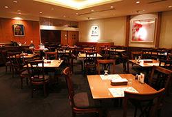 日欧フーズ株式会社 求人 ゆとりある店内レイアウトは動きやすく、柔らかな時間が流れています。