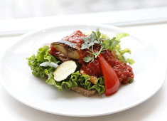 FILE CAFE（伊藤軒 × FILE　コラボブランド） 求人 素材の持ち味を最大限活かしたスモーブロー［smørrebrød］を、幅広くラインナップ。
