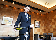 料亭 柿安／柿安グループ 求人 若手スタッフからベテランスタッフまで幅広い年齢層が働いているのも柿安の特徴のひとつです。