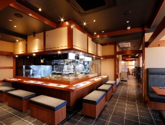 「本まぐろ 黒毛和牛 四季の蔵」「炙りダイニング ろばた焼き たる平」／瑞昌商事株式会社 求人 コロナ禍でも負けずに新店「たる平」を立ち上げました。鮮魚の活造りと炉ばた焼きが自慢です。