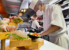 刺身・地場野菜 よしだ家／株式会社 吉庄 求人 素材を最大限に活かす職人技で美味しい料理を作ることを心がけます。私たちと一緒にお客様が笑顔になる料理を作りましょう
