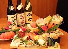 刺身・地場野菜 よしだ家／株式会社 吉庄 求人 市場直送の新鮮な魚です。お刺身と日本酒が大人気♪
たくさんの種類の魚を捌いていただきます！